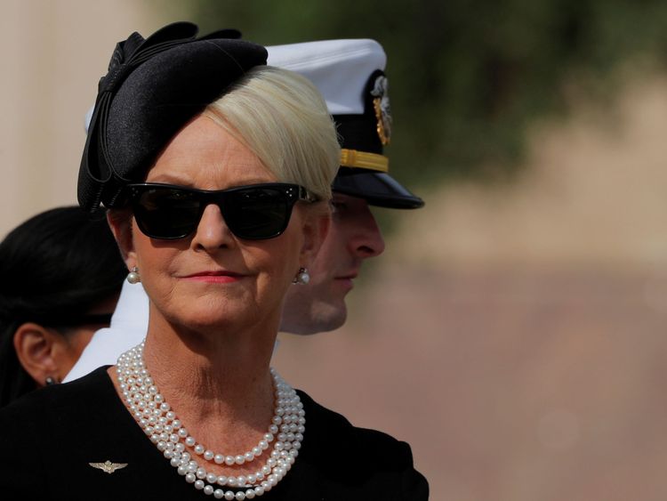 Cindy McCain, la veuve de John McCain, attend à l'extérieur de l'église
