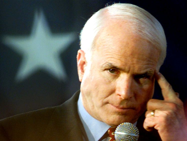 Le candidat républicain à la présidentielle John McCain pointe du doigt lors de son meeting de lancement de la Caroline au Presbyterian College le 2 février 2000