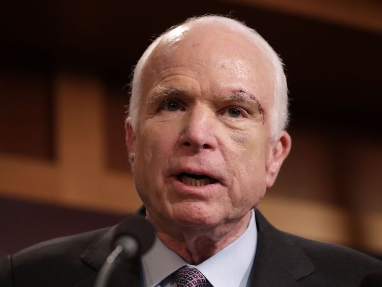 Le sénateur Lindsey Graham (R-SC), le sénateur John McCain (R-AZ), le sénateur Ron Johnson (R-WI) et le sénateur Bill Cassidy (R-LA) tiennent une conférence de presse pour dire qu'ils ne soutiendraient pas & # 39; Skinny Repeal & # 39; des soins de santé aux États-Unis Capitol 27 juillet 2017 à Washington, DC. Les sénateurs républicains ont déclaré qu’ils n’appuieraient aucune loi visant à abroger et remplacer Obamacare à moins d’avoir la garantie d’aller à la conférence avec la Chambre des représentants.