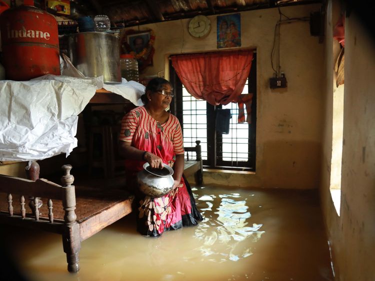 Une femme est assise dans sa maison dans le quartier Ernakulam de Kochi
