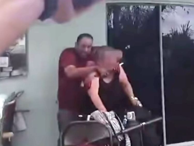 Guillermo Perez tient un couteau à Elizabeth Tollison. Pic: LAPD