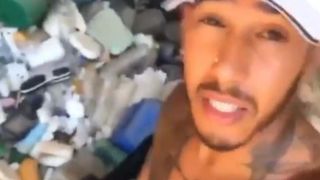 Lewis Hamilton collecte les déchets plastiques d'une plage pendant ses vacances
