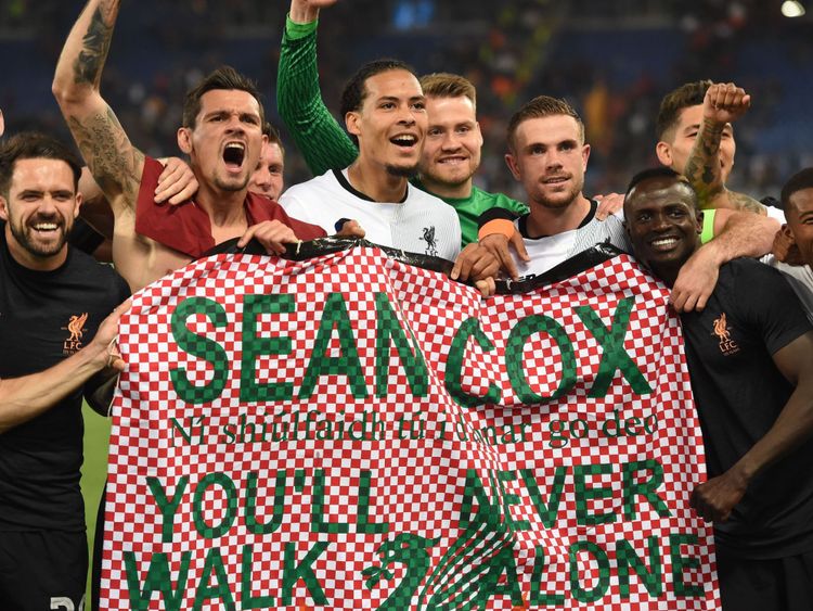 Les joueurs de Liverpool ont brandi une bannière pour M. Cox après avoir battu la Roma lors du match retour