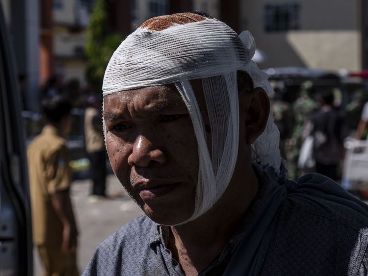 LOMBOK, Indonésie - 7 août: la police et les soldats indonésiens évacuent une victime à l'hôpital brisé à la suite du séisme survenu à Tanjung le 7 août 2018 sur l'île de Lombok, en Indonésie. Près de 100 personnes ont été confirmées mortes suite à un séisme de magnitude 6,9 ​​qui a frappé l'île indonésienne de Lombok et la ville voisine de Bali, laissant au moins 20 000 personnes sans abri. 