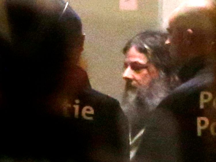 Dutroux est entouré de policiers au tribunal alors que sa tentative de libération en 2013 est rejetée