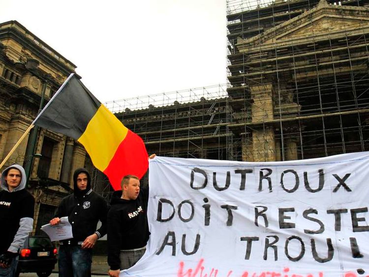 Des gens participent à une manifestation contre Detroux avant sa comparution en 2013