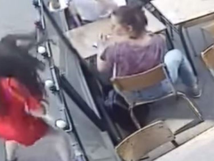Les gens dans le café regardent avec horreur Mme Laguerre est attaquée