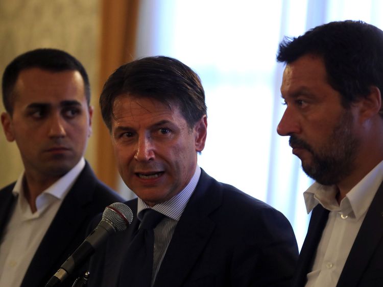 Giuseppe Conte avec Luigi Di Maio (à gauche) et Matteo Salvini (à droite)