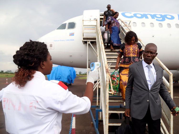 Des agents de santé congolais vérifient la température des passagers débarquant d'un avion de la compagnie Congo Airways à Mbandaka, en République démocratique du Congo 19 mai 2018