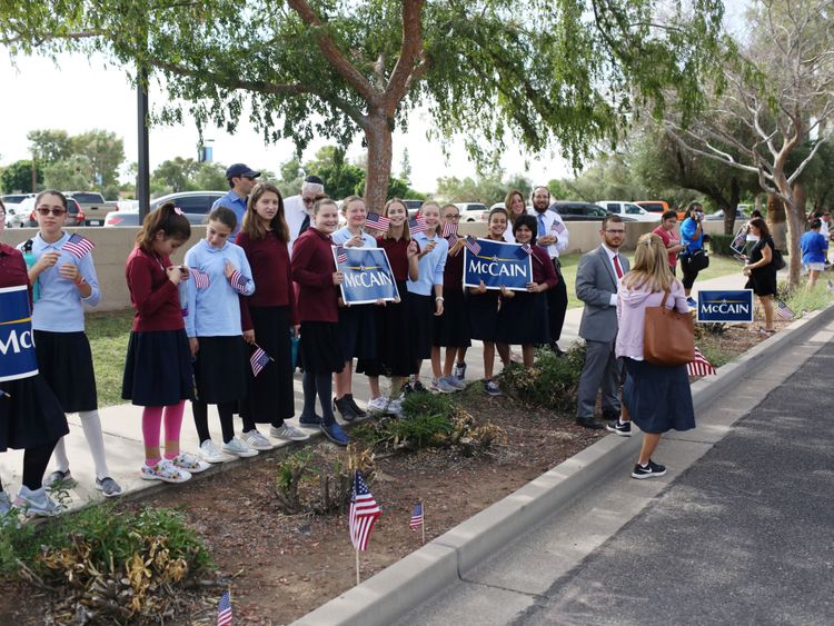 Les gens ont doublé l’autoroute lorsque le cercueil de M. McCain a été emmené à l’église de Phoenix.