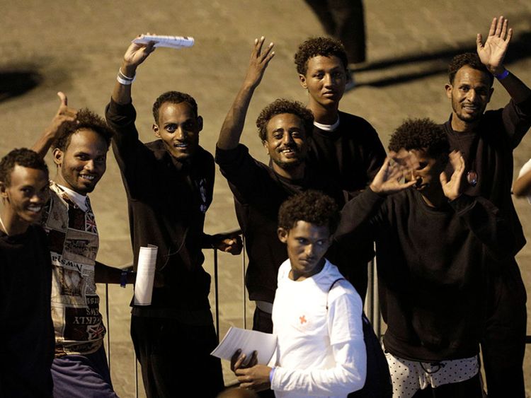 Après avoir débarqué du navire de la garde côtière italienne Diciotti au port de Catane, les migrants font escale