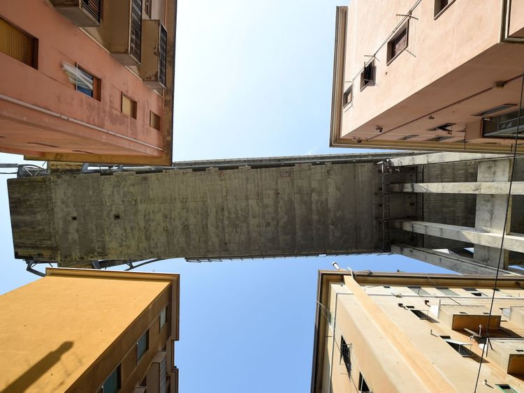 Une section du pont effondré est visible depuis la zone rouge.