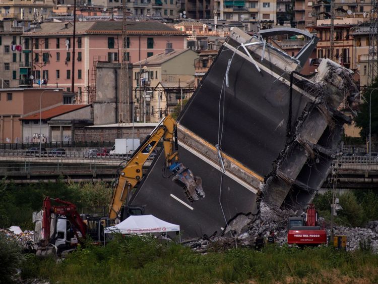 Les sauveteurs travaillent parmi les décombres du pont de l'autoroute de Morandi
