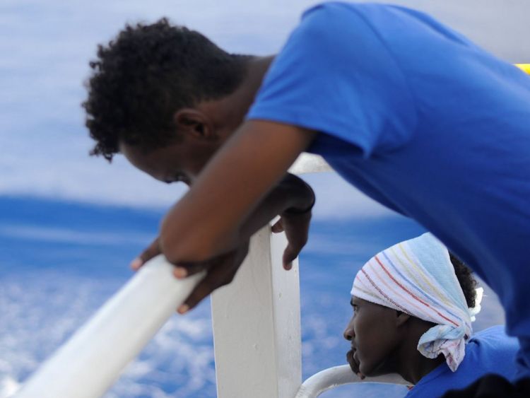 Les migrants ont pris le bateau-mer de Médecins Sans Frontières, le Verseau. 141 ont été secourus et se voient maintenant refuser l'autorisation d'accoster en Italie et à Malte. Photo: Guglielmo Mangiapane / SOS Mediterranee