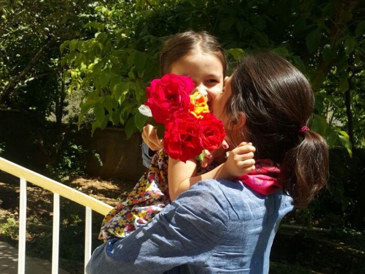 Nazanin Zaghari-Ratcliffe, la femme britannique emprisonnée en Iran, a été réunie avec sa fille lors d'une libération de trois jours.