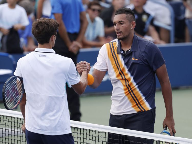 30 août 2018; New York, NY, États-Unis; L’Autrichien Nick Kyrgios (à droite) accueille le Français Pierre-Hugues Herbert (à gauche) après un match de deuxième tour au quatrième jour du tournoi de tennis Open de l’USTA Billie Jean King. Crédit obligatoire: Jerry Lai-USA TODAY Sports