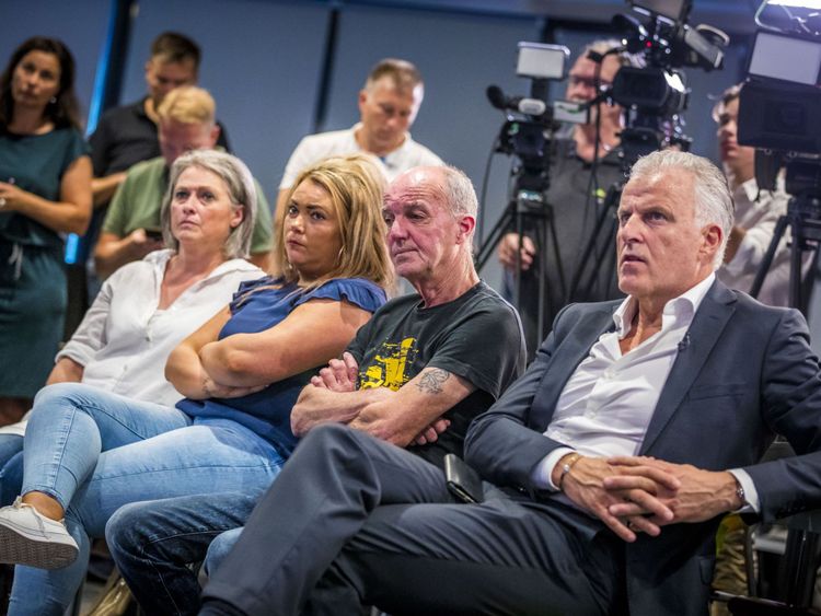 Le père de Nicky, Peter Verstappen (C), sa soeur Femke et sa mère Berthie Verstappen à la conférence de presse