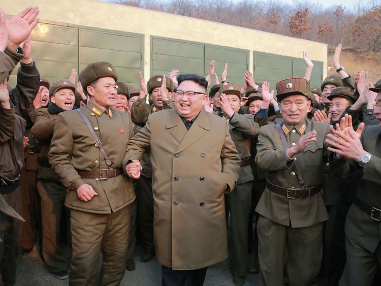 Le chef de la Corée du Nord, Kim Jong Un, inspecte le site de lancement du satellite Sohae en Corée du Nord