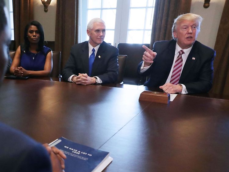 Omarosa Manigault Newman avec Donald Trump et Mike Pence