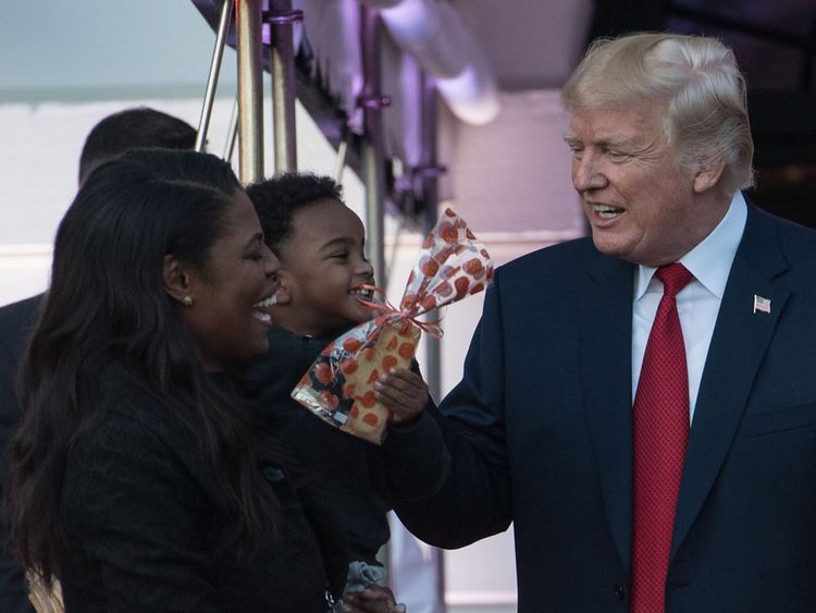 M. Trump parle avec Mme Newman alors qu'il distribue des bonbons aux enfants lors d'un événement d'Halloween