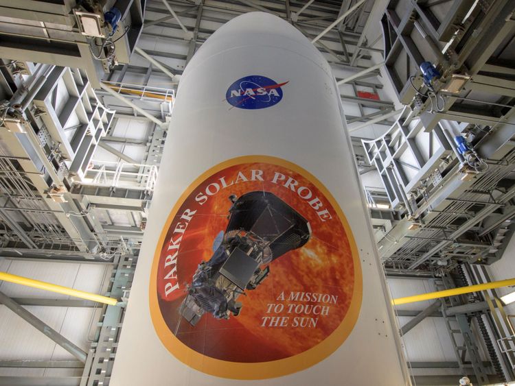 Le carénage de charge utile de fusée lourde Delta IV de United Launch Alliance est vu avec les emblèmes NASA et Parker Solar Probe, au complexe de lancement 37, à la base aérienne de Cape Canaveral. Pic: Bill Ingalls / NASA