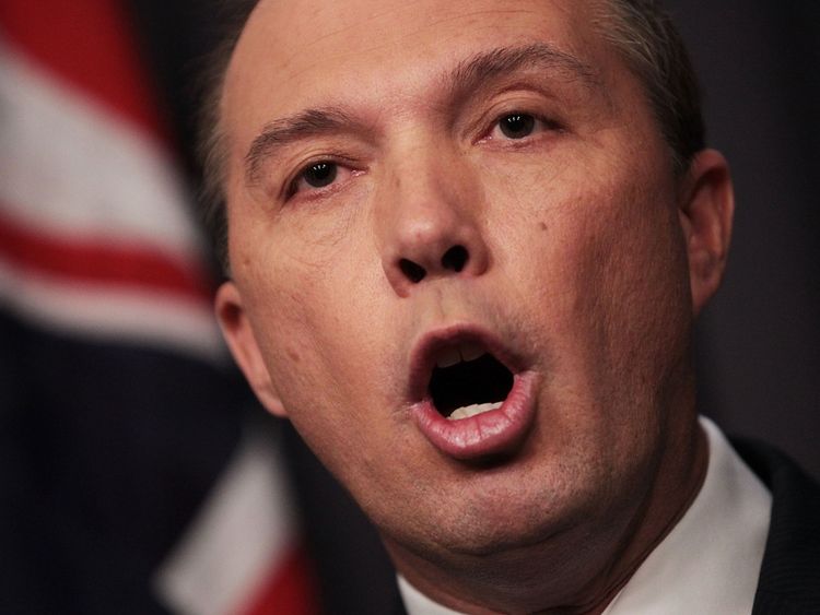 CANBERRA, AUSTRALIE - 3 MAI: Le ministre de l'Immigration, Peter Dutton, s'adresse aux médias au Parlement le 3 mai 2016 à Canberra, en Australie. Hodan Yasin, une réfugiée somalienne de 21 ans, est venue se faire soigner à Brisbane après s'être immolée par le feu alors qu'elle était détenue à Nauru. Il s’agit de la deuxième tentative sur Nauru en une semaine, après que le réfugié iranien Omid Masoumali s’est immolé mercredi dernier. Il est mort plus tard de ses blessures. (Photo de Stefan Postles / Getty Images)