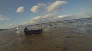 Une bouteille en plastique qui se biodégrade en deux à trois semaines est soutenue par l'investissement de la campagne Ocean Rescue de Sky. "Srcset =" https://e3.365dm.com/18/07/320x180/skynews-plastic-biodegrable_4372173 .jpg? 20180726151815 320w, https://e3.365dm.com/18/07/640x380/skynews-plastic-biodegrable_4372173.jpg?20180726151815 640w, https://e3.365dm.com/18/07/736x414/skynews -plastique-biodegrable_4372173.jpg? 20180726151815 736w, https://e3.365dm.com/18/07/992x558/skynews-plastic-biodegrable_4372173.jpg?20180726151815 992w, https://e3.365dm.com/18/07 /1096x616/skynews-plastic-biodegrable_4372173.jpg?20180726151815 1096w, https://e3.365dm.com/18/07/1600x900/skynews-plastic-biodegrable_4372173.jpg?20180726151815 1600w, https://e3.365dm.com /18/07/1920x1080/skynews-plastic-biodegrable_4372173.jpg?20180726151815 1920w, https://e3.365dm.com/18/07/2048x1152/skynews-plastic-biodegrable_4372173.jpg?20180726151815 2048w "sizes =" (min - Largeur: 900px) 992px, 100vw