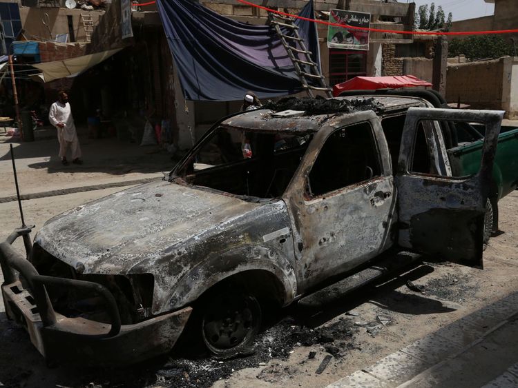 Un véhicule de police incendié après une attaque des talibans à Ghazni