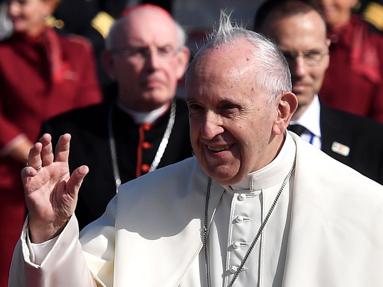 Le pape François salue les arrivants à l'aéroport de Dublin