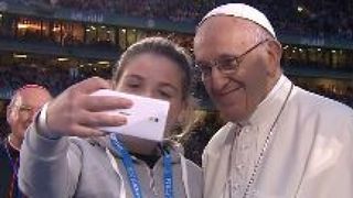 Le Pape a accepté de poser pour un selfie lors de sa visite en Irlande " e3.365dm.com/18/08/640x380/skynews-pope-francis-ireland_4401354.jpg?20180825221124 640w, https://e3.365dm.com/18/08/736x414/skynews-pope-francis-ireland_4401354.jpg ? 20180825221124 736w, https://e3.365dm.com/18/08/992x558/skynews-pope-francis-ireland_4401354.jpg?20180825221124 992w, https://e3.365dm.com/18/08/1096x616/skynews -pope-francis-ireland_4401354.jpg? 20180825221124 1096w, https://e3.365dm.com/18/08/1600x900/skynews-pope-francis-ireland_4401354.jpg?20180825221124 1600w, https://e3.365dm.com /18/08/1920x1080/skynews-pope-francis-ireland_4401354.jpg?20180825221124 1920w, https://e3.365dm.com/18/08/2048x1152/skynews-pope-francis-ireland_4401354.jpg?20180825221124 2048w "tailles = "(min-width: 900px) 992px, 100vw