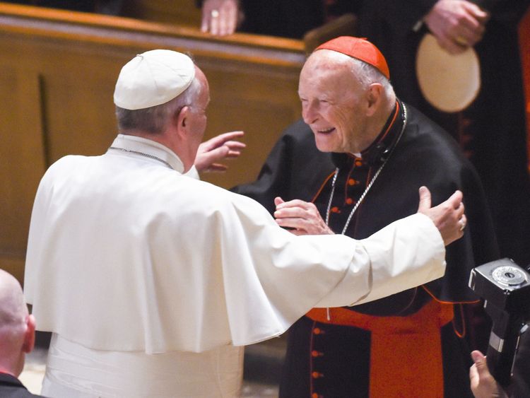 WASHINGTON, DC - 23 septembre: le cardinal archevêque émérite Theodore McCarrick (C) accueille le pape François (L) pendant la prière du divin de midi avec plus de 300 évêques américains à la cathédrale Saint-Matthieu l'apôtre, le 23 septembre 2015 à Washington , DC. Le pape effectue une visite de trois jours à Washington, DC, dans le cadre d’une plus grande visite aux États-Unis (photo de Jonathan Newton-Pool / Getty Images).
