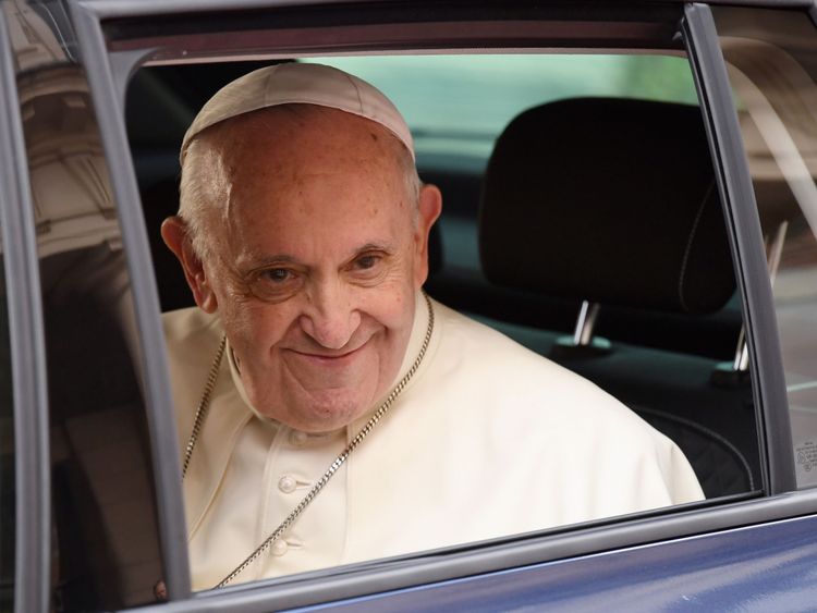 Le pape est arrivé au château de Dublin dans une modeste voiture Skoda