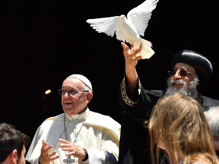 Le pape Tawadros II (R) libère une colombe à côté du pape François (C) et du patriarche œcuménique de l'Église orthodoxe Bartolomeo I 