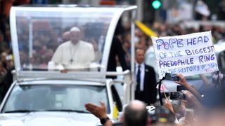 Un manifestant tient une bannière que conduit le pape François lors de sa visite à Dublin, en Irlande "srcset =" https://e3.365dm.com/18/08/320x180/skynews-pope-visits-ireland_4401421.jpg?20180826005916 320w, https://e3.365dm.com/18/08/640x380/skynews-pope-visits-ireland_4401421.jpg?20180826005916 640w, https://e3.365dm.com/18/08/736x414/skynews-pope-visits -ireland_4401421.jpg? 20180826005916 736w, https://e3.365dm.com/18/08/992x558/skynews-pope-visits-ireland_4401421.jpg?20180826005916 992w, https://e3.365dm.com/18/08 /1096x616/skynews-pope-visits-ireland_4401421.jpg?20180826005916 1096w, https://e3.365dm.com/18/08/1600x900/skynews-pope-visits-ireland_4401421.jpg?20180826005916 1600w, https: // e3 .365dm.com / 18/08 / 1920x1080 / skynews-pope-visits-ireland_4401421.jpg? 20180826005916 1920w, https://e3.365dm.com/18/08/2048x1152/skynews-pope-visits-ireland_4401421.jpg? 20180826005916 2048w "tailles =" (largeur minimale: 900px) 992px, 100vw