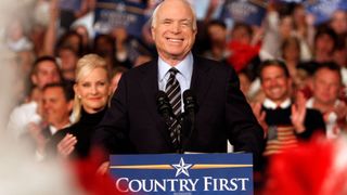Le sénateur John McCain, candidat à l'élection présidentielle américaine, prend la parole lors d'un rassemblement au Wisconsin en 2008