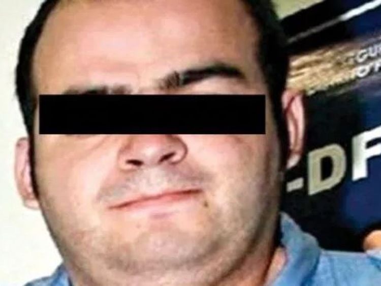 Les images de police précédentes montrent le suspect avec un visage plus ample et un double menton