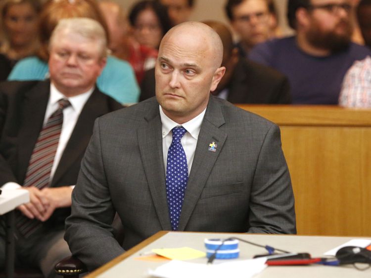 L’officier de police congelé de Balch Springs, Roy Oliver, est assis avant la lecture du verdict le neuvième jour du procès d’Oliver, accusé du meurtre de Jordan Edwards, âgé de 15 ans, à l’immeuble Frank Crowley Courts à Dallas, mardi. 28 août 2018. (Rose Baca - Pool / The Dallas Morning News)