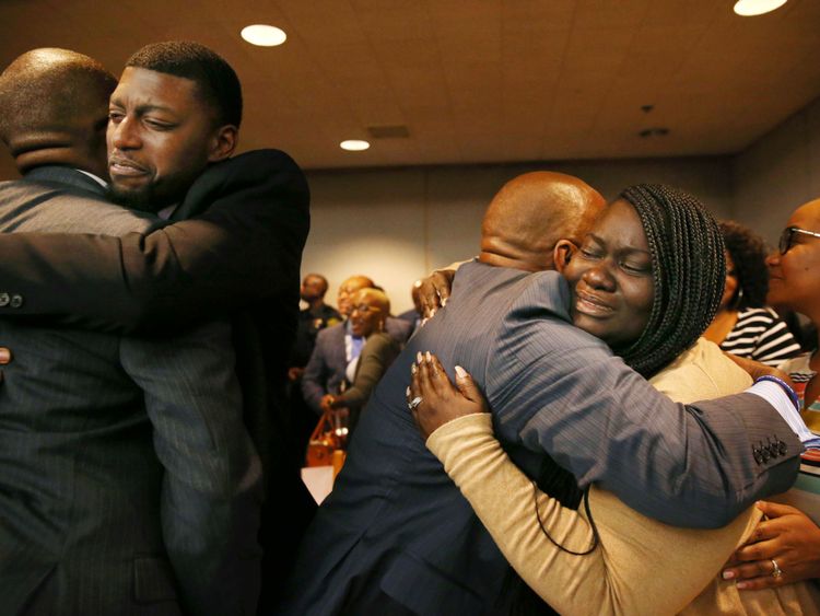 Odell Edwards et Charmaine Edwards, les parents de Jordan Edwards, réagissent à un verdict de meurtre commis au neuvième jour du procès de Roy Oliver, policier de Balch Springs, accusé du meurtre de Jordan Edwards, 15 ans, à le Frank Crowley Courts Building à Dallas le mardi 28 août 2018. (Rose Baca - Pool / The Dallas Morning News)