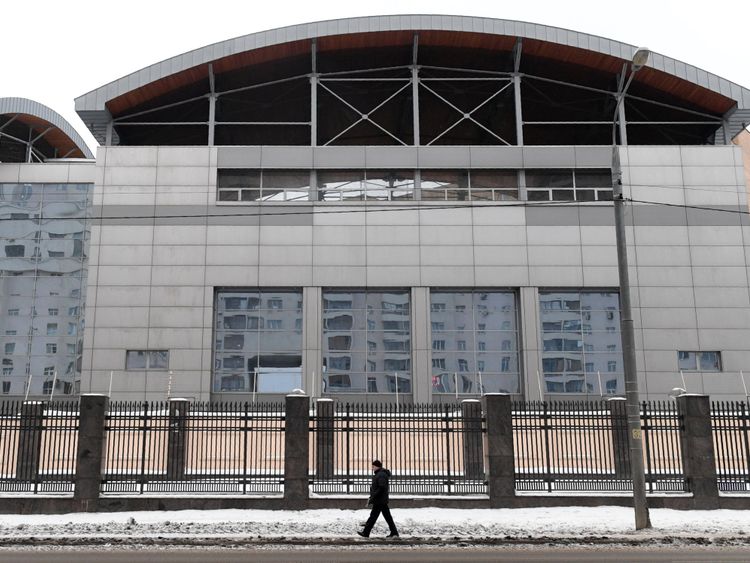 Un homme passe devant le bâtiment du siège du département des renseignements de l'état-major russe (GRU) à Moscou le 30 décembre 2016. Le ministère russe des Affaires étrangères a demandé au président Vladimir Poutine de déloger 35 diplomates américains de Le 30 décembre 2016, le principal diplomate de Moscou a déclaré que le pays, en réponse à un geste similaire de Washington concernant des allégations de piratage, a déclaré que le ministère russe des Affaires étrangères avait demandé que le président russe approuve la déclaration comme personae non g