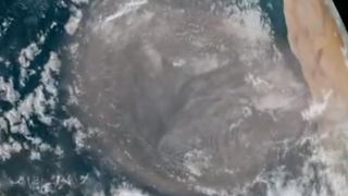 L'image satellite montre la poussière saharienne traversant l'Atlantique vers l'Espagne et le Portugal "srcset =" https://e3.365dm.com/18/08/320x180/skynews-saharan-dust-africa_4378980.jpg?20180803074812 320w, https: // e3. 365dm.com/18/08/640x380/skynews-saharan-dust-africa_4378980.jpg?20180803074812 640w, https://e3.365dm.com/18/08/736x414/skynews-saharan-dust-africa_4378980.jpg?20180803074812 736w, https://e3.365dm.com/18/08/992x558/skynews-saharan-dust-africa_4378980.jpg?20180803074812 992w, https://e3.365dm.com/18/08/1096x616/skynews-saharan -dust-africa_4378980.jpg? 20180803074812 1096w, https://e3.365dm.com/18/08/1600x900/skynews-saharan-dust-africa_4378980.jpg?20180803074812 1600w, https://e3.365dm.com/18 /08/1920x1080/skynews-saharan-dust-africa_4378980.jpg?20180803074812 1920w, https://e3.365dm.com/18/08/2048x1152/skynews-saharan-dust-africa_4378980.jpg?20180803074812 2048w "tailles =" (min-width: 900px) 992px, 100vw