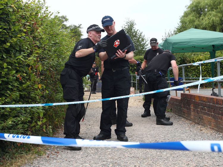 Des policiers fouillent les jardins Queen Elizabeth à Salisbury