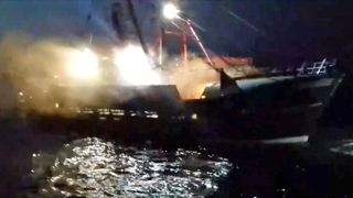 Des bombes à fumée auraient été lancées sur des navires anglais et écossais. Pic: Anthony Quenel "srcset =" https://e3.365dm.com/18/08/320x180/skynews-scallop-fishermen-french-petrol-bombs_4404335.jpg?20180829080338 320w, https://e3.365dm.com /18/08/640x380/skynews-scallop-fishermen-french-petrol-bombs_4404335.jpg?20180829080338 640w, https://e3.365dm.com/18/08/736x414/skynews-scallop-fishermen-french-petrol- bombs_4404335.jpg? 20180829080338 736w, https://e3.365dm.com/18/08/992x558/skynews-scallop-fishermen-french-petrol-bombs_4404335.jpg?20180829080338 992w, https://e3.365dm.com/ 18/08 / 1096x616 / skynews-scallop-fishermen-french-petrol-bombs_4404335.jpg? 20180829080338 1096w, https://e3.365dm.com/18/08/1600x900/skynews-scallop-fishermen-french-petrol-bombs_4404335 .jpg? 20180829080338 1600w, https://e3.365dm.com/18/08/1920x1080/skynews-scallop-fishermen-french-petrol-bombs_4404335.jpg?20180829080338 1920w, https://e3.365dm.com/18 /08/2048x1152/skynews-scallop-fishermen-french-petrol-bombs_4404335.jpg?20180829080338 2048w "tailles =" (min-width: 900px) 992px, 100vw