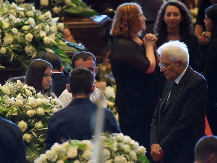 Le président italien Sergio Mattarella a été acclamé alors qu'il entrait dans les funérailles nationales où il s'est entretenu avec toutes les victimes. famille