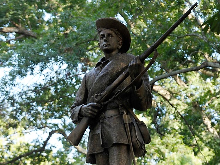 CHAPEL HILL, NC - 22 août: Une statue confédérée, inventée Silent Sam, est gardée par deux couches de clôture, chaîne et police sur le campus de l'Université de Chapel Hill le 22 août 2017 à Chapel Hill en Caroline du Nord. Les manifestants se sont mobilisés pour son retrait. (Photo par Sara D. Davis / Getty Images)