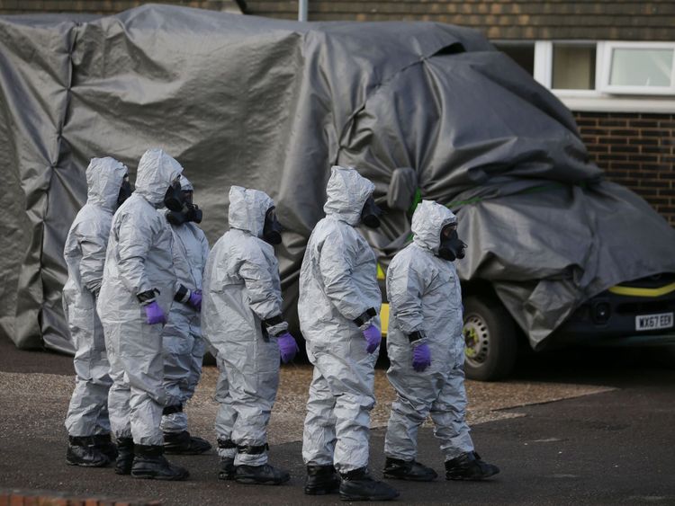 Le 10 mars 2018, du personnel en combinaison de protection et équipement respiratoire recouvre une ambulance munie d'une bâche à l'hôpital du district de Salisbury, à Salisbury, dans le sud de l'Angleterre.