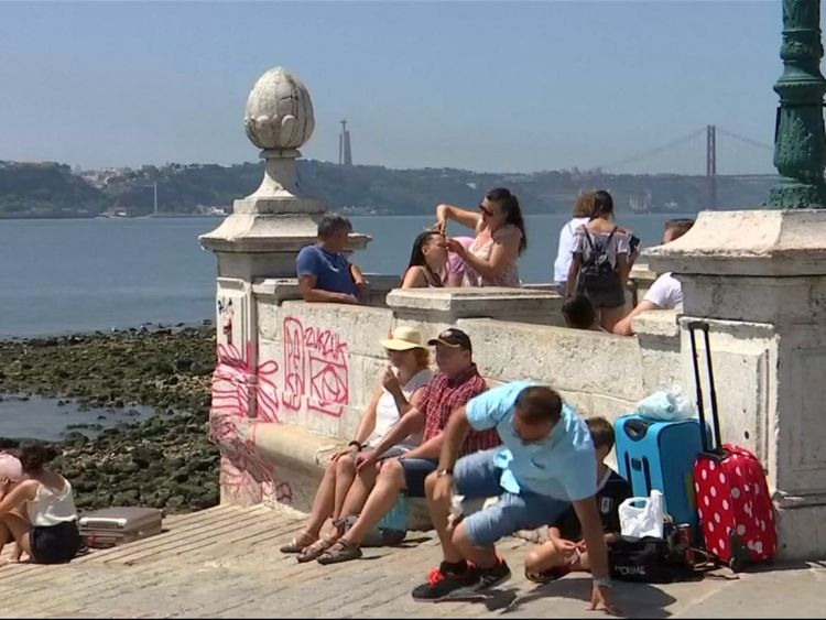 Beaucoup de gens ont afflué au bord de l'eau dans l'espoir de se refroidir