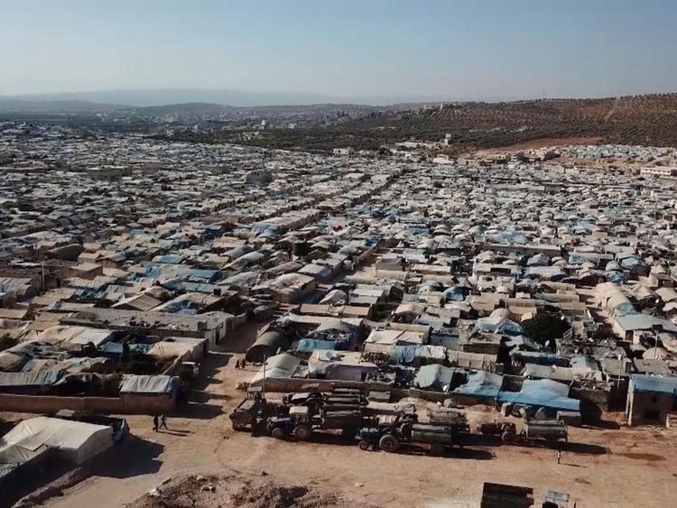 Le camp pour personnes déplacées s'étend au loin