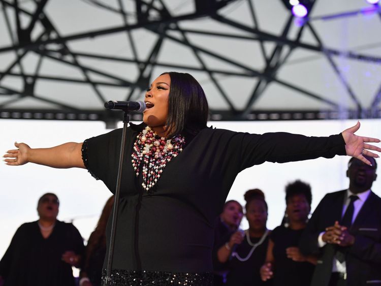 Tasha Page-Lockhart se produit lors du spectacle hommage