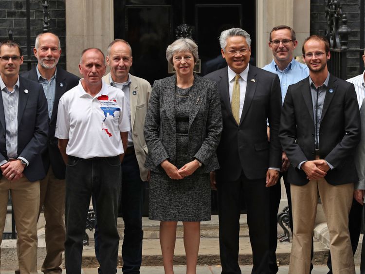 Le Premier ministre Theresa May (au centre) avec l'ambassadeur thaïlandais Pisanu Suvanajata (au centre à droite) à Downing Street, à Londres, avec les plongeurs et l'équipe de soutien du British Cave Rescue Council qui ont sauvé les 12 écoliers en Thaïlande. ASSOCIATION DE PRESSE Photo. Image date: mardi 24 juillet 2018. Le crédit photo devrait se lire: Jonathan Brady / PA Wire