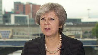 Theresa May s'oppose à la position de l'UE sur la frontière de l'Irlande du Nord après le Brexit "srcset =" https://e3.365dm.com/18/07/320x180/skynews-theresa-may-northern-ireland_4366860.jpg?20180720115708 320w, https://e3.365dm.com/18/07/640x380/skynews-theresa-may-northern-ireland_4366860.jpg?20180720115708 640w, https://e3.365dm.com/18/07/736x414/skynews -theresa-may-northern-ireland_4366860.jpg? 20180720115708 736w, https://e3.365dm.com/18/07/992x558/skynews-theresa-may-northern-ireland_4366860.jpg?20180720115708 992w, https: // e3 .365dm.com / 18/07 / 1096x616 / skynews-theresa-may-nord-irlande_4366860.jpg? 20180720115708 1096w, https://e3.365dm.com/18/07/1600x900/skynews-theresa-may-northern- ireland_4366860.jpg? 20180720115708 1600w, https://e3.365dm.com/18/07/1920x1080/skynews-theresa-may-northern-ireland_4366860.jpg?20180720115708 1920w, https://e3.365dm.com/18/ 07 / 2048x1152 / skynews-theresa-may-nord-irlande_4366860.jpg? 20180720115708 2048w "tailles =" (min-largeur: 900px) 992px, 100vw